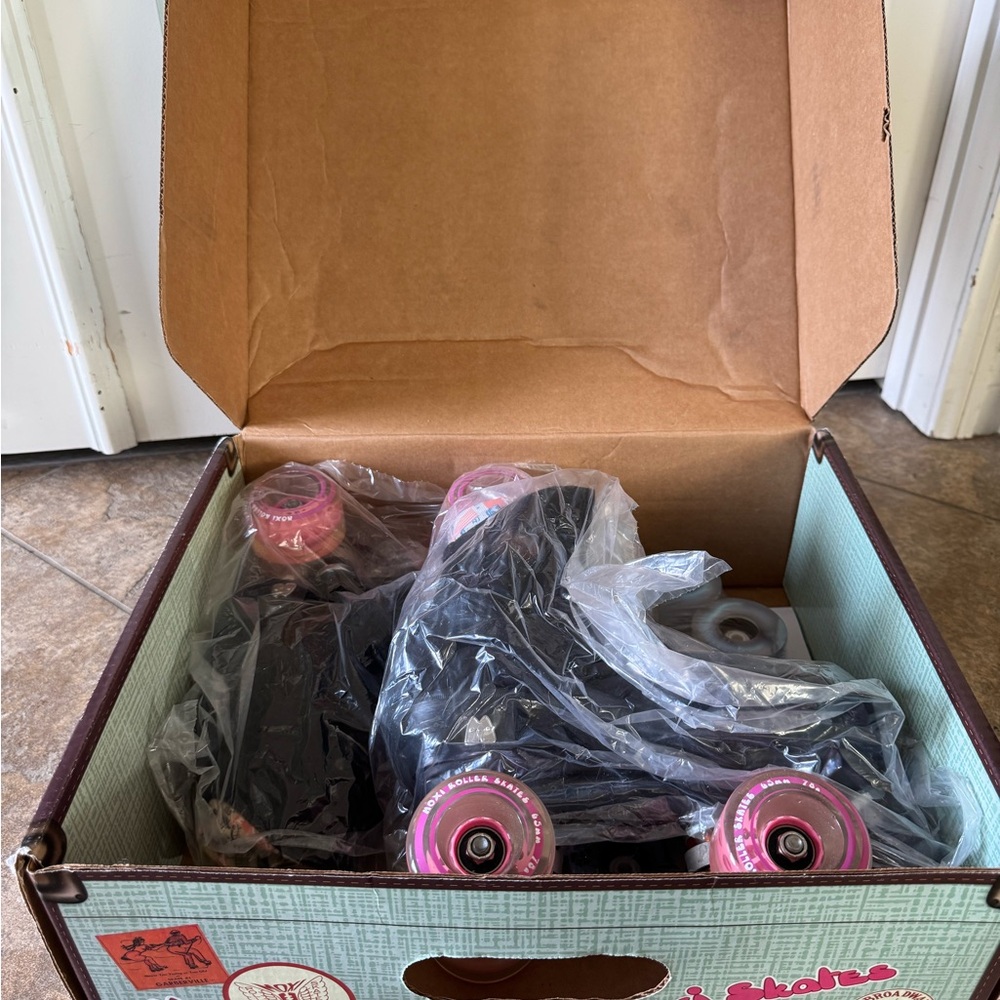 Moxi Skates Lolly Outdoor Complete Classic Black Suede w/extra set of LED wheels - Picture 2 of 9